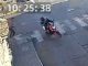 #VIDEO | Hombres en moto le arrebatan su celular a un ciudadano en el centro de Morelia; uno de ellos fue detenido