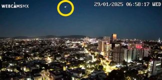 #VIDEO #Viral | Cámaras de seguridad captan objeto desconocido y luminoso en el cielo #México