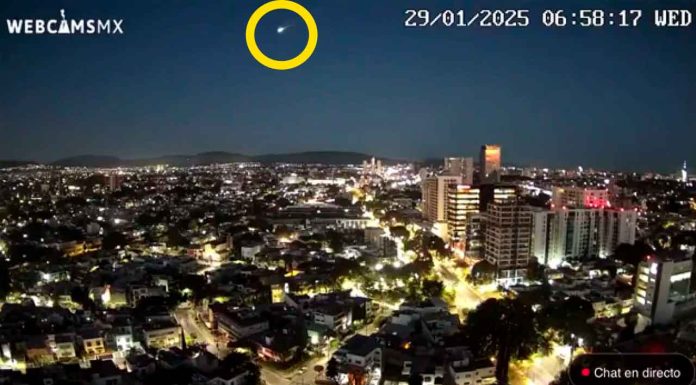 #VIDEO #Viral | Cámaras de seguridad captan objeto desconocido y luminoso en el cielo #México
