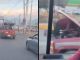 #VIDEO | #MéxicoMágico: Mecánico va checando camioneta en movimiento en plena avenida