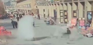 #VIDEO | Menor arroja ‘cuete’ a una alcantarilla y provoca explosión