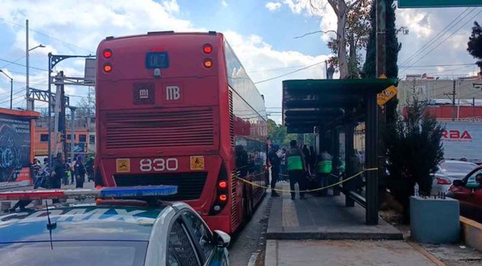 #VIDEO | Mujer mayor muere tras caer del segundo piso de una unidad de metrobús