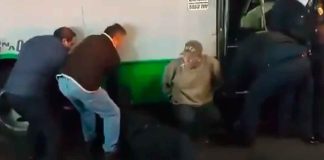 #VIDEO | #México: ¡Héroes! Policía organiza a ciudadanos y logran rescatar a mujer de abajo de un autobús