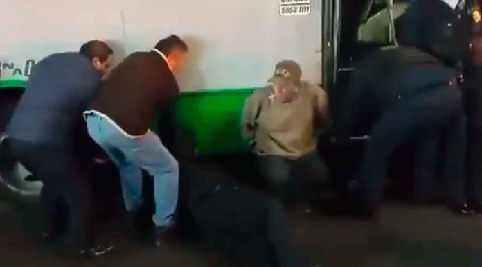 #VIDEO | #México: ¡Héroes! Policía organiza a ciudadanos y logran rescatar a mujer de abajo de un autobús