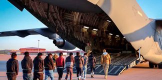 #VIDEO | La Casa Blanca publica fotos de migrantes encadenados de pies y manos; aquí te decimos todo lo que se sabe