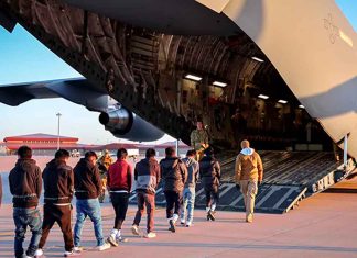 #VIDEO | La Casa Blanca publica fotos de migrantes encadenados de pies y manos; aquí te decimos todo lo que se sabe