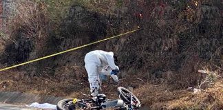 #VIDEO | Adolescente muere en derrape de moto sobre la Morelia-Mil Cumbres; hay 1 herido