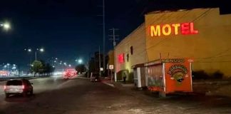#México: Hombre descubre a su esposa con su amante saliendo de un motel, los persigue y choca
