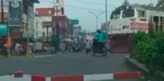 #VIDEO | Motociclista ignora las señales y es embestido por el tren