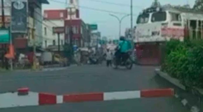 #VIDEO | Motociclista ignora las señales y es embestido por el tren