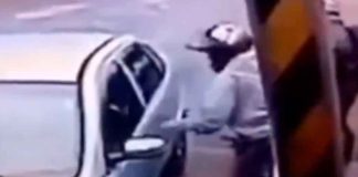 #VIDEO | Sujetos en moto intentan asaltar a automovilista pero éste los sorprende a balazos