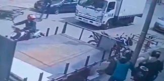 #VIDEO | Intentan robar una moto pero camión los espera y los atropella