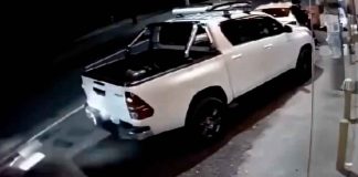 #VIDEO | Motociclista muere tras estrellarse con camioneta estacionada por circular a exceso de velocidad