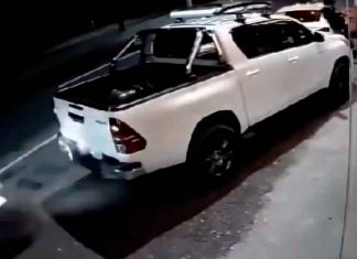 #VIDEO | Motociclista muere tras estrellarse con camioneta estacionada por circular a exceso de velocidad