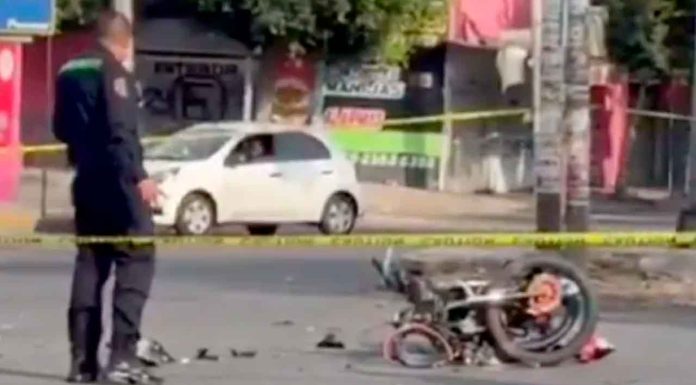 México: Mujer sale en su moto a comprar refresco para el recalentado y muere atropellada