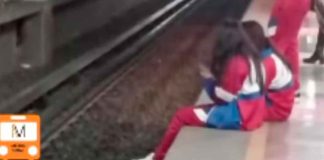 #VIDEO | Niñas sentadas y jugando tras rebasar la línea perimetral del metro generan críticas en redes sociales