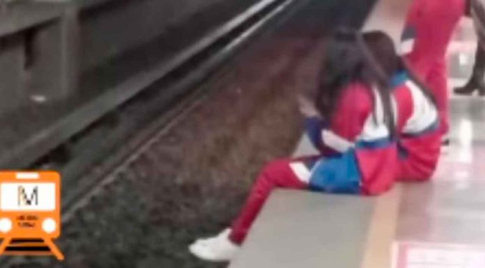 #VIDEO | Niñas sentadas y jugando tras rebasar la línea perimetral del metro generan críticas en redes sociales