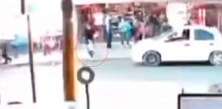 #VIDEO #FuertesImágenes | Camión del transporte público atropella a niño de 2 años; soltó la mano de su mamá y salió corriendo