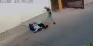 #Video // Ladrones toman venganza y golpean con un tubo metálico al hombre que los denunció; su hija de seis años presenció todo
