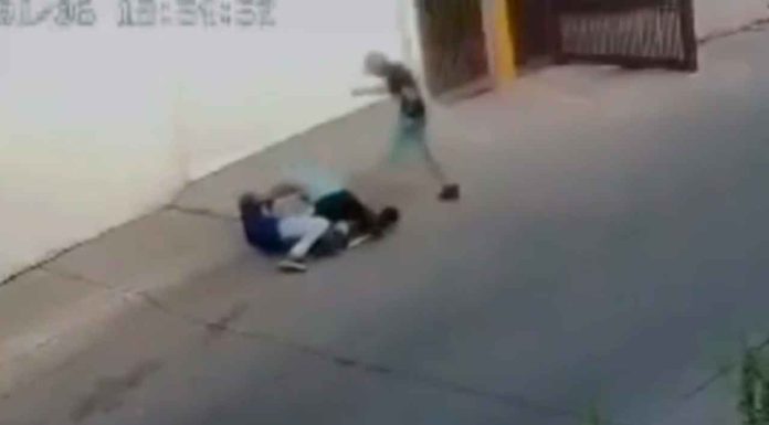 #Video // Ladrones toman venganza y golpean con un tubo metálico al hombre que los denunció; su hija de seis años presenció todo