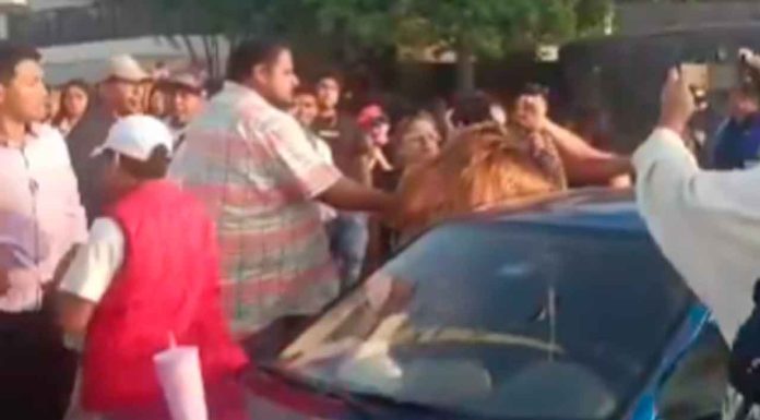 #Video // Triángulo amoroso se vuelve viral; mujeres terminan peleando en la vía pública