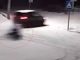 #VIDEO | Joven era arrastrada en un trineo por un coche; se estrella en un poste y muere