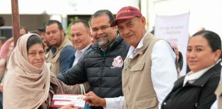 Encabeza presidente municipal Víctor Vázquez acto de entrega de tarjetas Bienestar