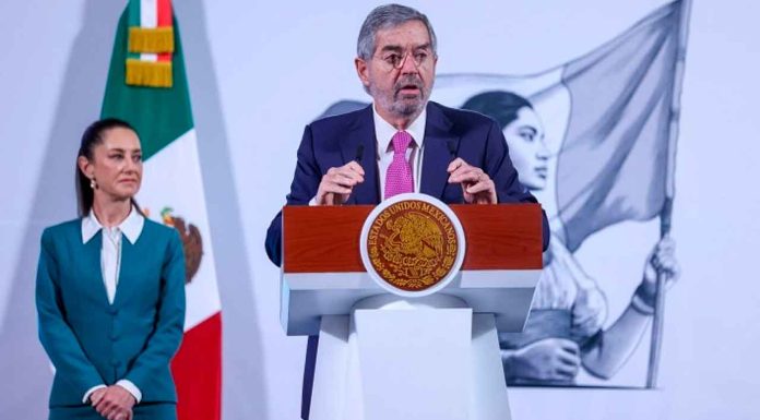 “No están solos, y no van a estar solos”, dice Juan Ramón de la Fuente a migrantes