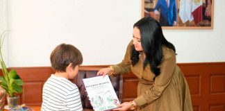 Gladyz Butanda entrega reconocimientos de la convocatoria Mi ciudad, mi teleférico