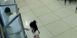 #Video // Niña se cuelga de las puertas de un refrigerador, provocando que caiga sobre ella