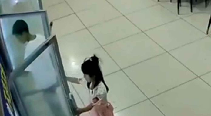 #Video // Niña se cuelga de las puertas de un refrigerador, provocando que caiga sobre ella