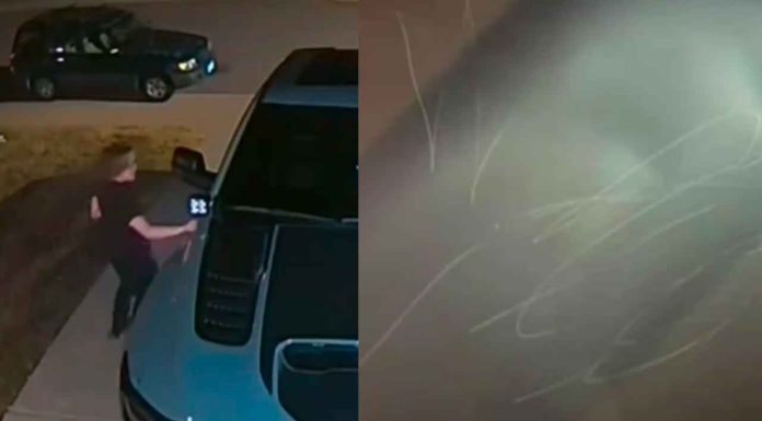 #VIDEO | Repartidor dañó el vehículo de un cliente tras no recibir la propina esperada