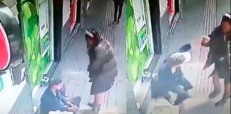 #Video // Mujer ataca a un hombre con arma blanca en plena vía pública