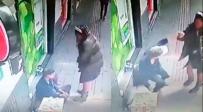 #Video // Mujer ataca a un hombre con arma blanca en plena vía pública
