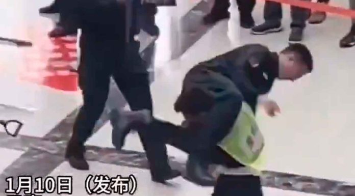#Video // ¡Al estilo de Jackie Chan! Policía detiene a hombre que alteraba el orden