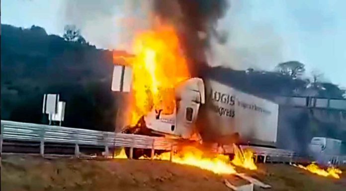 #Video // Arde tractocamión en el municipio de Zinapécuaro