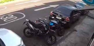 #VIDEO | Exhiben a conductora que tiró dos motocicletas al salir de donde estaba estacionada en Morelia sin hacerse responsable de los daños