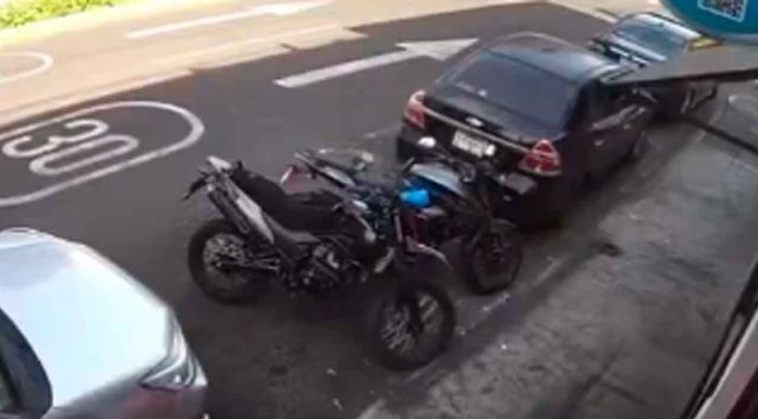 #VIDEO | Exhiben a conductora que tiró dos motocicletas al salir de donde estaba estacionada en Morelia sin hacerse responsable de los daños