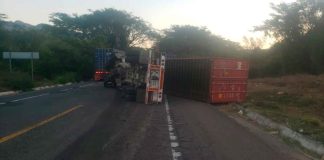 #Video // Vuelca tractocamión en la carretera Siglo XXI en dirección a Uruapan