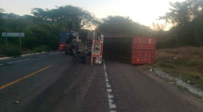 #Video // Vuelca tractocamión en la carretera Siglo XXI en dirección a Uruapan
