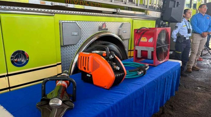Recibe Bomberos de Morelia camión motobomba y equipamiento para apagar incendios