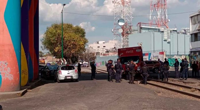 #Imágenes | Normalistas atraviesan vehículos en las vías férreas y Av. Madero Poniente de Morelia