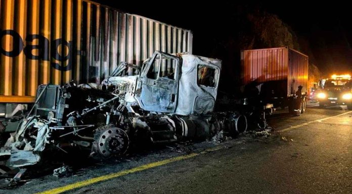 #Video #Imágenes // Tráiler se incendia por falla mecánica y perjudica remolque de otro tractocamión en la Siglo XXI