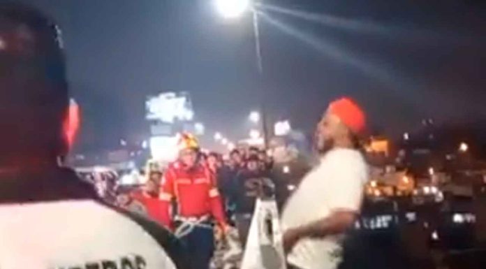 #Video // Hombre borracho se lanza de puente tras decepción amorosa