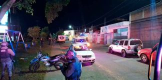 Solitario pistolero mara muchacho en negocio de micheladas, en el Colorín Norte