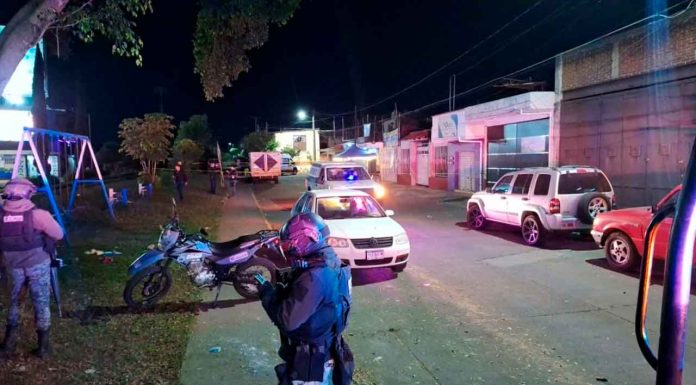 Solitario pistolero mara muchacho en negocio de micheladas, en el Colorín Norte