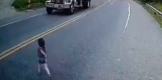 #Video // Niña es arrollada por motocicletas tras correr hacia la carretera