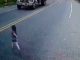 #Video // Niña es arrollada por motocicletas tras correr hacia la carretera