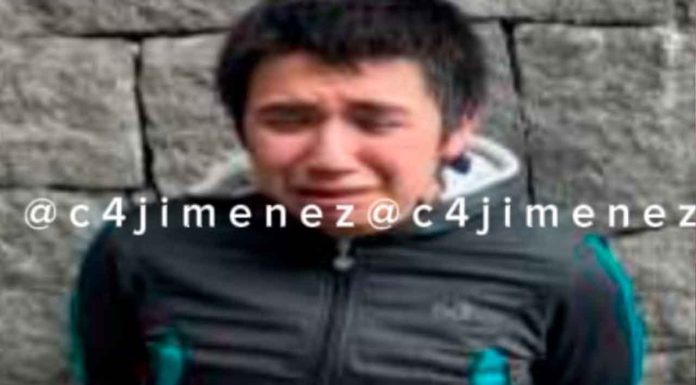 #Imágenes // Joven roba mercancía en una sex shop; la policía lo atrapa y termina llorando tras ser detenido