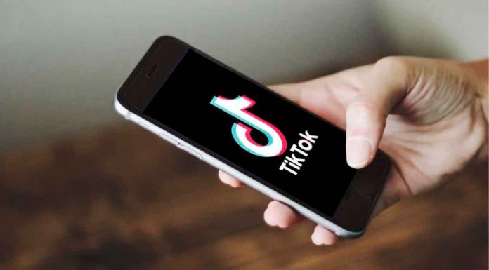 Niños de Estados Unidos entran en pánico y llaman al 911 al no tener TikTok